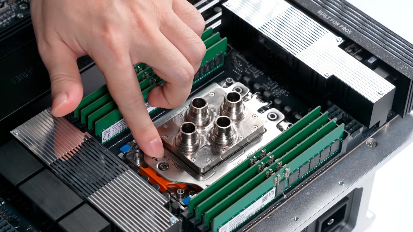 AMD Ryzen Threadripper Pro 9995WX з інтегрованим у кришку