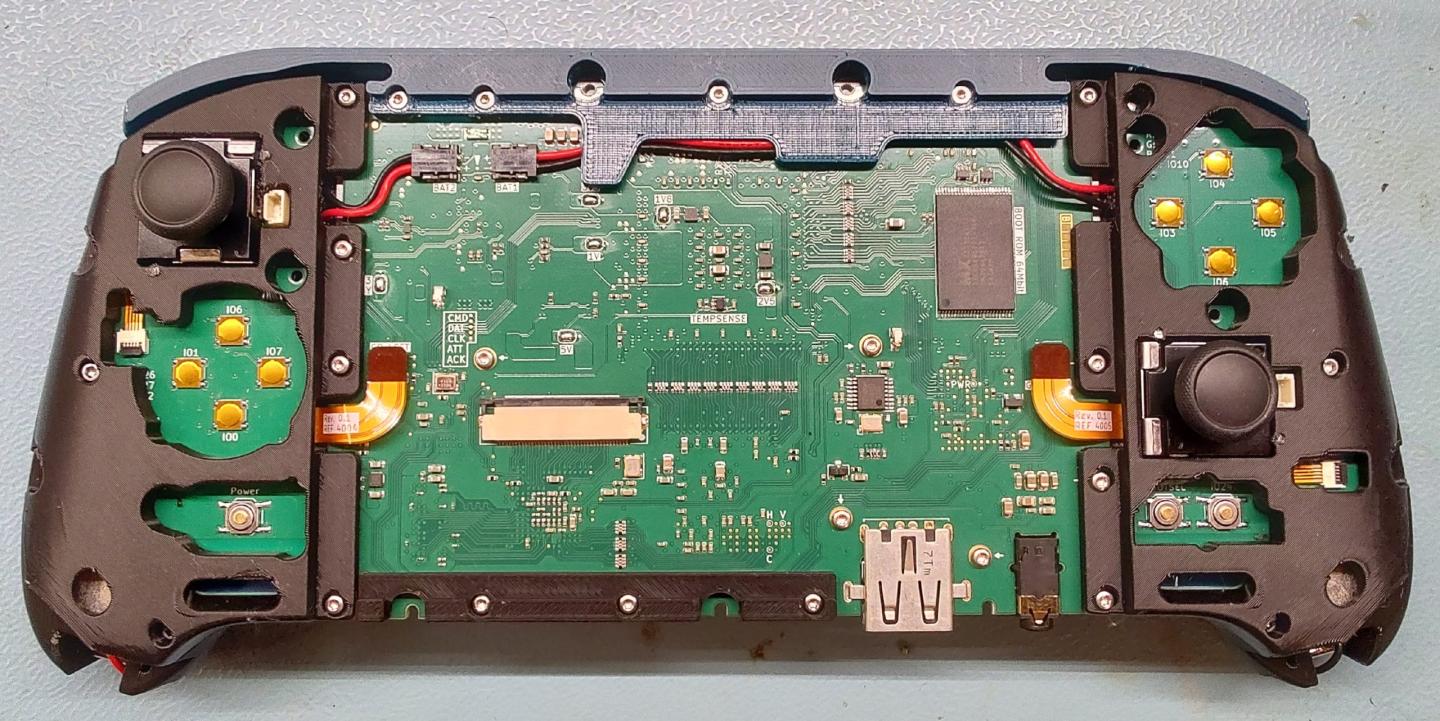 Ентузіаст створив портативну PlayStation 2 на базі оригінальних чипів Sony