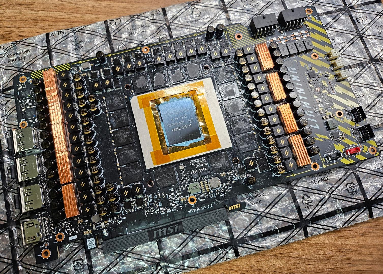 На подходе видеокарта MSI GeForce RTX 5090 Lightning Z с двумя разъёмами 12V-2x6