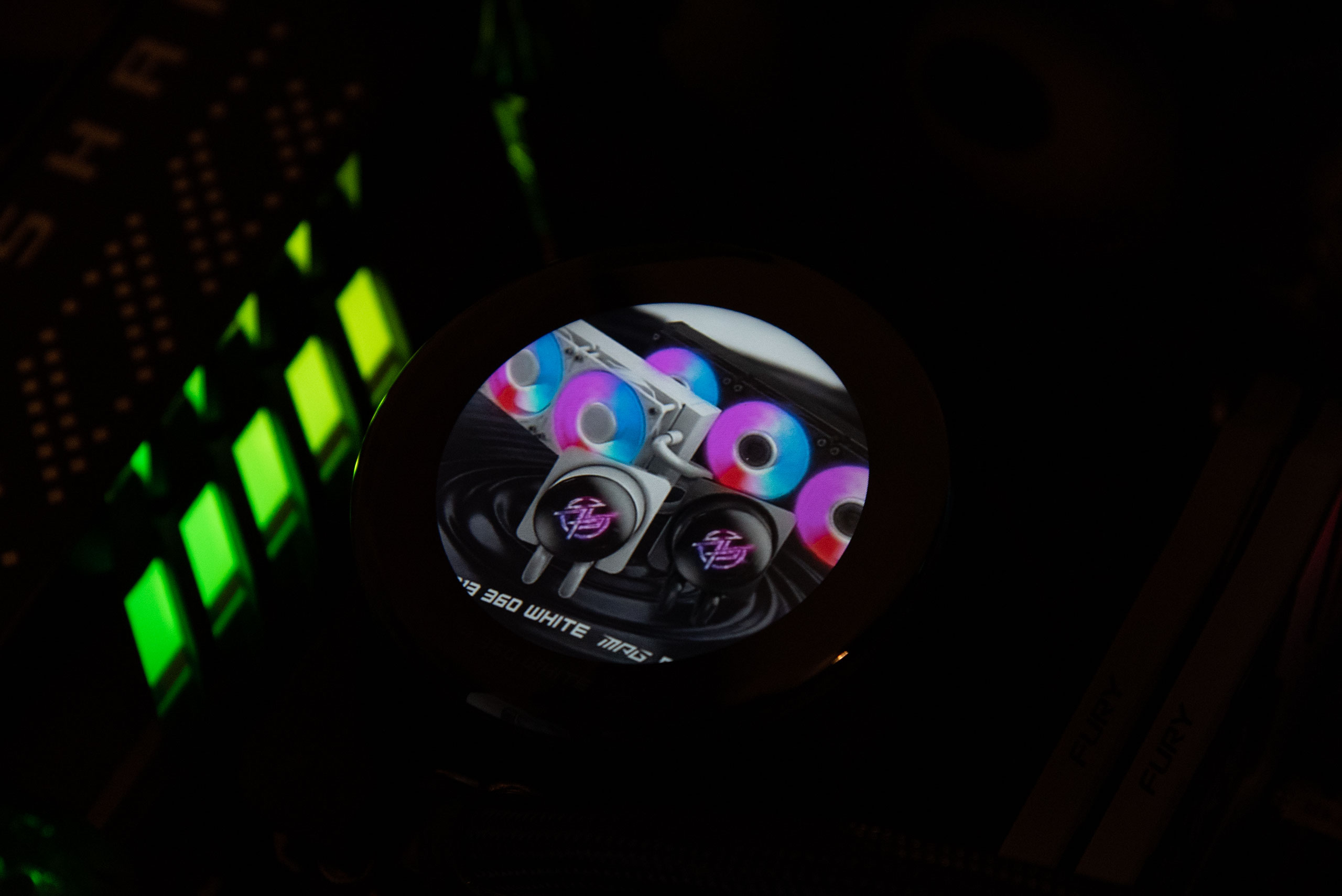 Огляд та тестування системи рідинного охолодження MSI MPG Coreliquid P13 360. Ігри та відео на екрані AiO?!