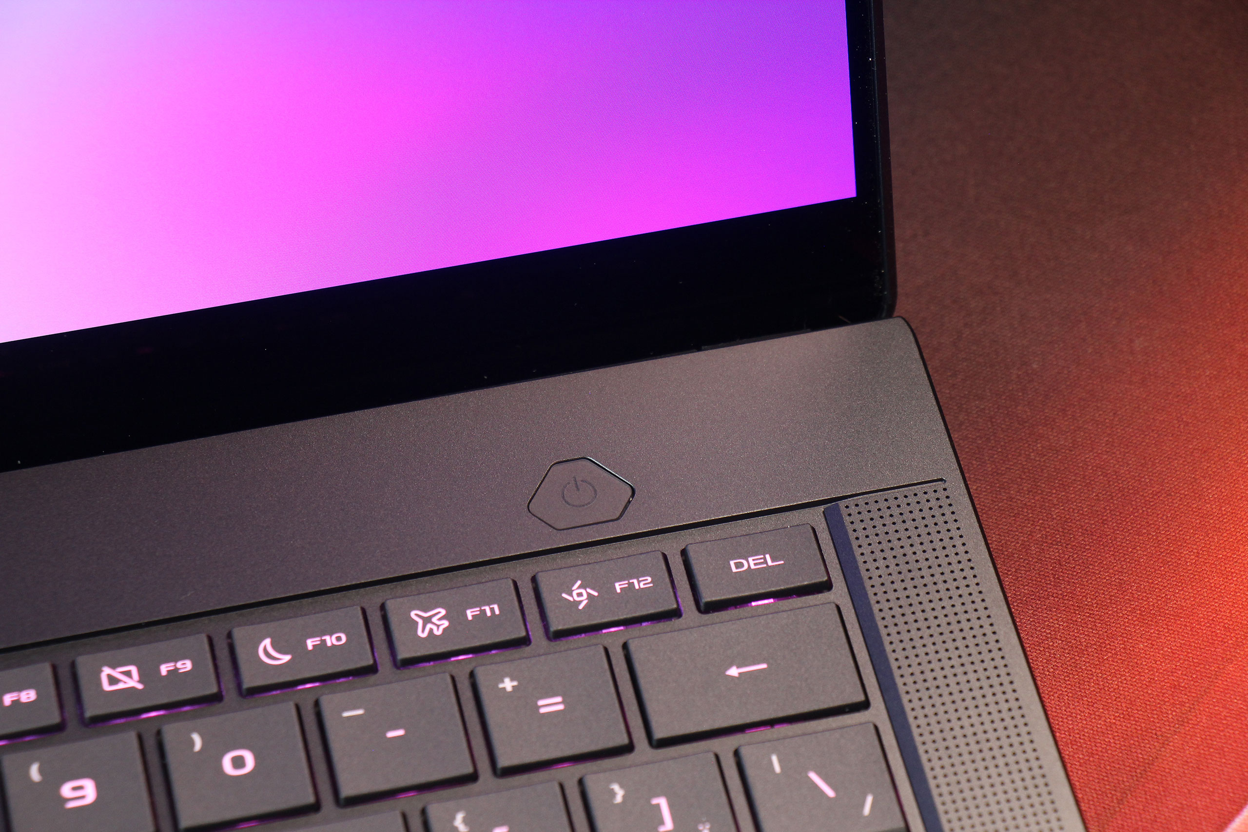 Огляд та тестування ультратонкого ігрового 14″ ноутбука ASUS ROG Zephyrus G14 (2026) GU405AW на базі процесора Intel Core Ultra 9 386H та відеокарти NVIDIA GeForce RTX 5080