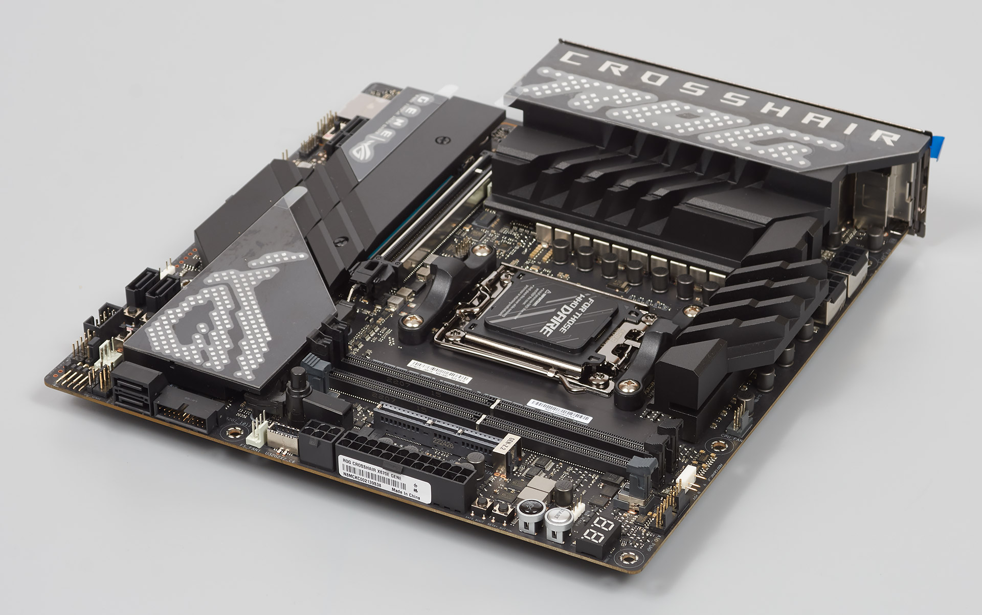 Обзор материнской платы ASUS ROG Crosshair X670E Gene. Маленький