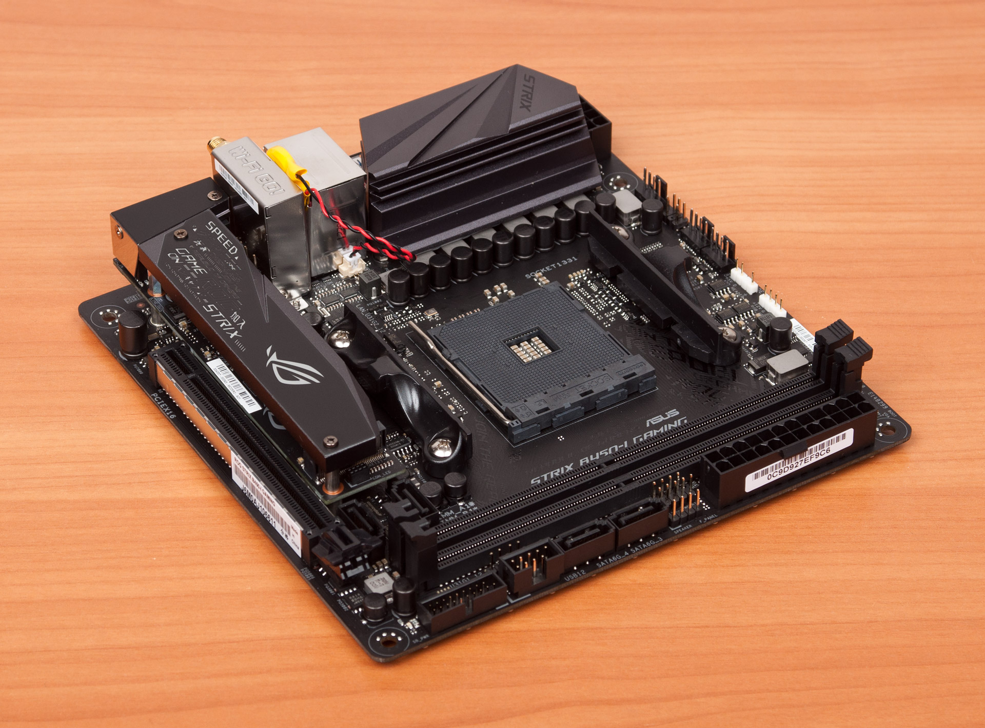 Обзор материнской платы ASUS ROG Strix B450I Gaming и знакомство с AMD