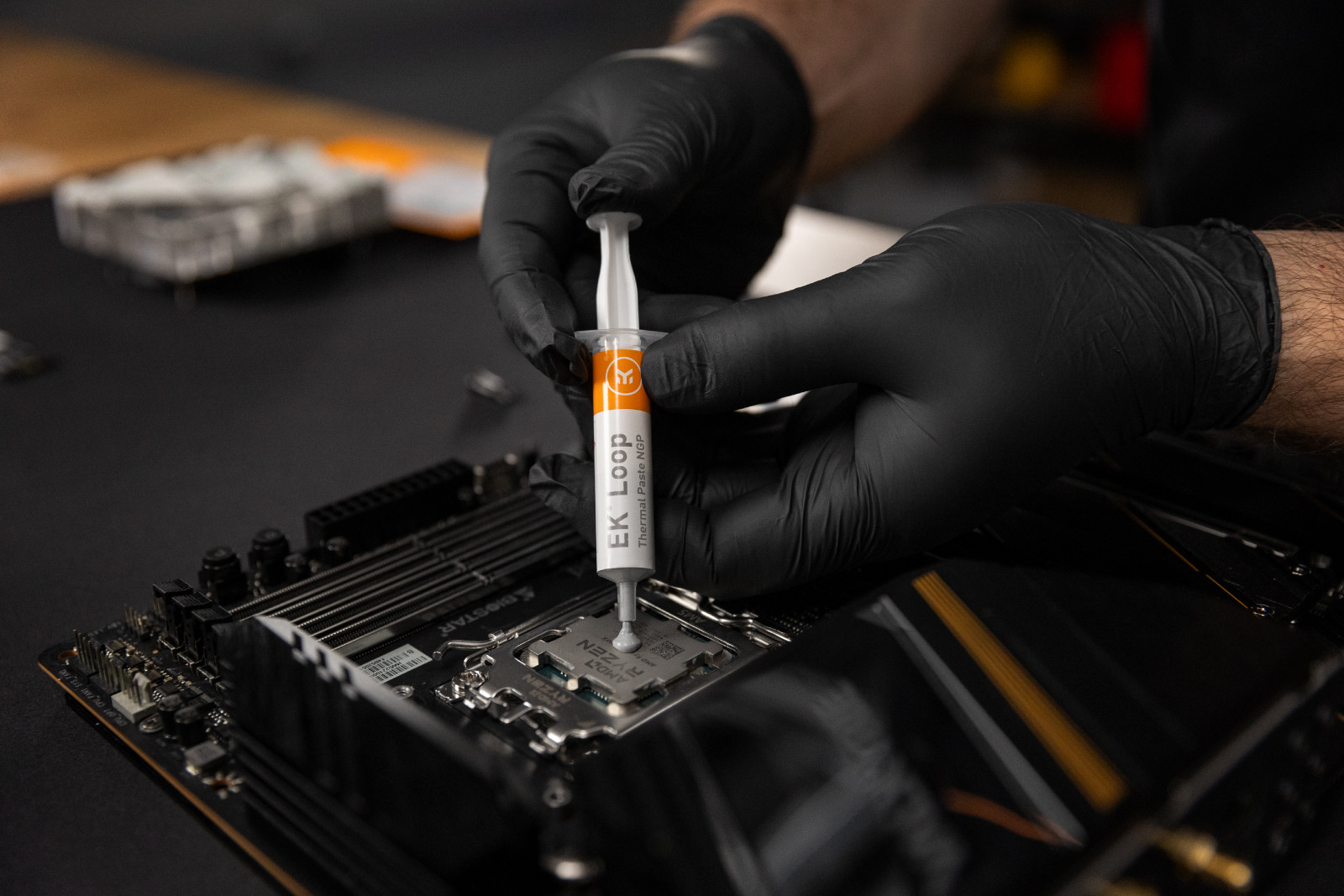 Представлена термопаста для энтузиастов EK-Loop NGP