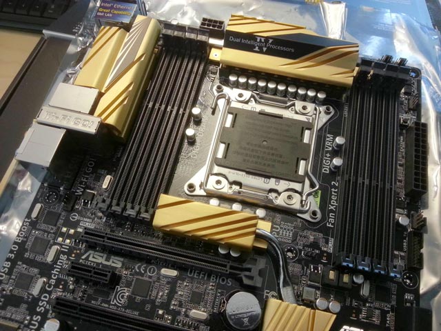 Материнская плата Asus X79-Deluxe Материнская плата Asus X79-Deluxe