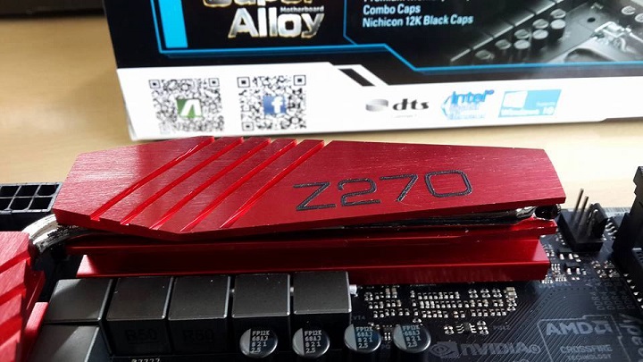 Материнская плата ASRock Fatal1ty Z270 Gaming K6 позирует перед фотокамерами