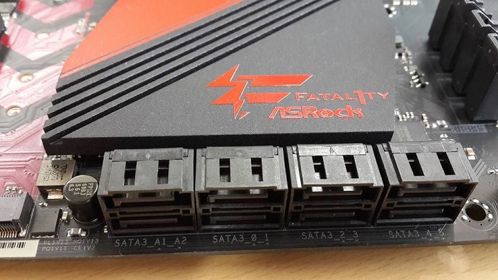 Материнская плата ASRock Fatal1ty Z270 Gaming K6 позирует перед фотокамерами