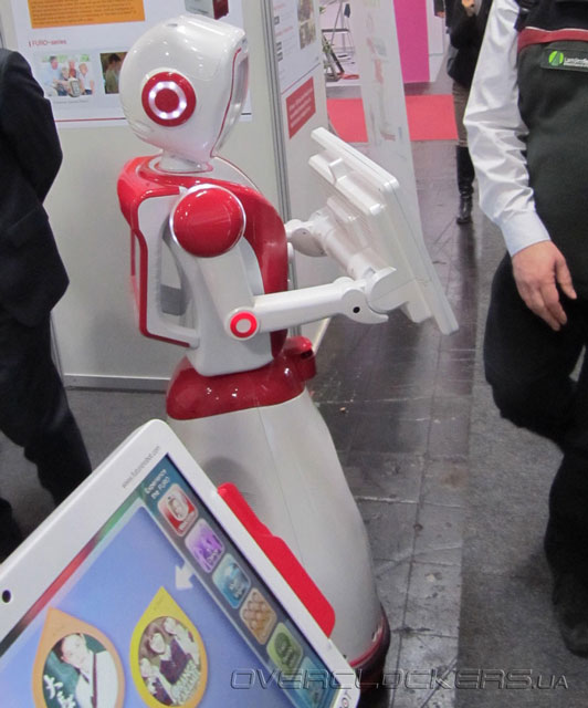 CeBIT 2012: девушки и автомобили