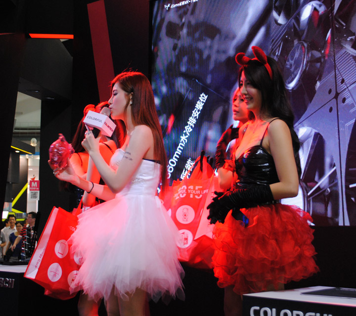 Девушки на выставке Computex 2015