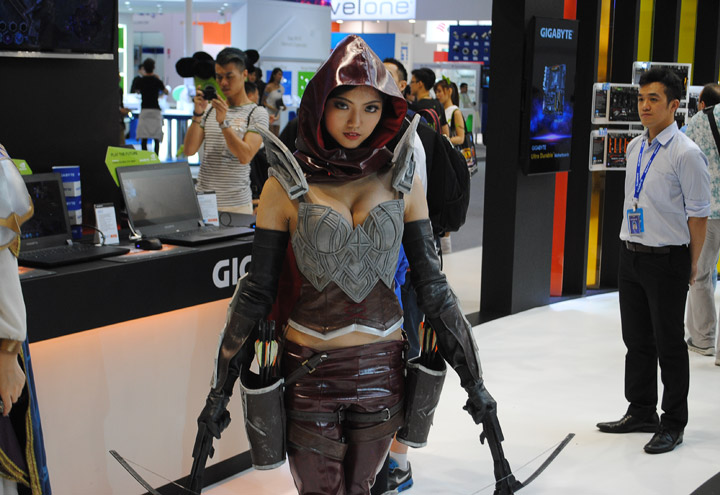 Девушки на выставке Computex 2015