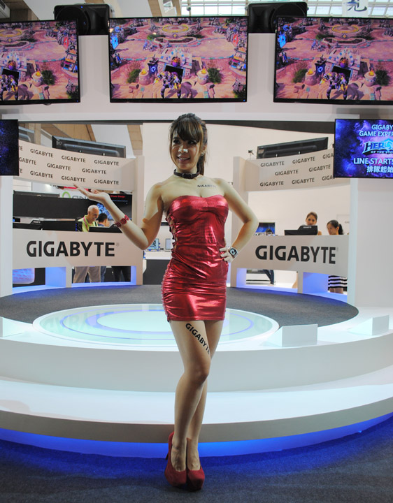 Девушки на выставке Computex 2015