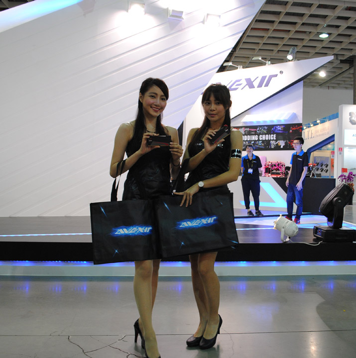 Девушки на выставке Computex 2015