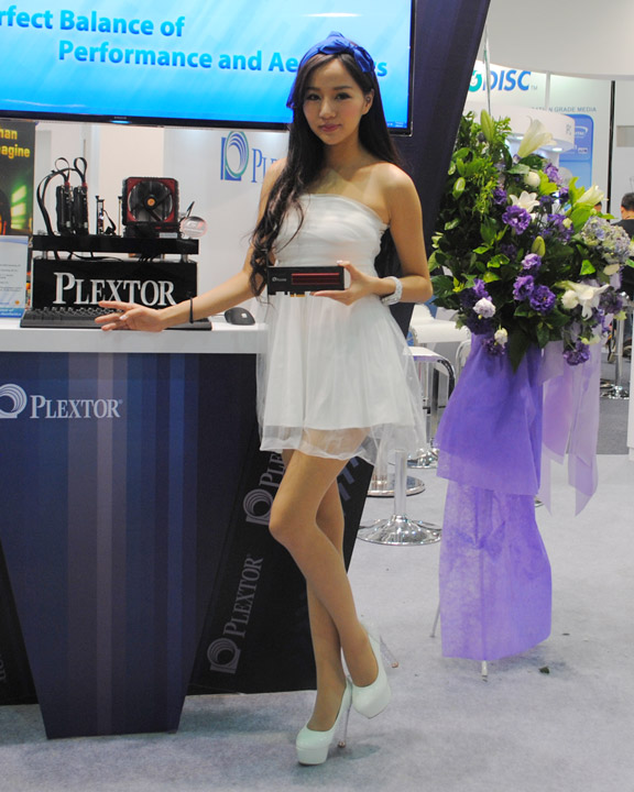 Девушки на выставке Computex 2015