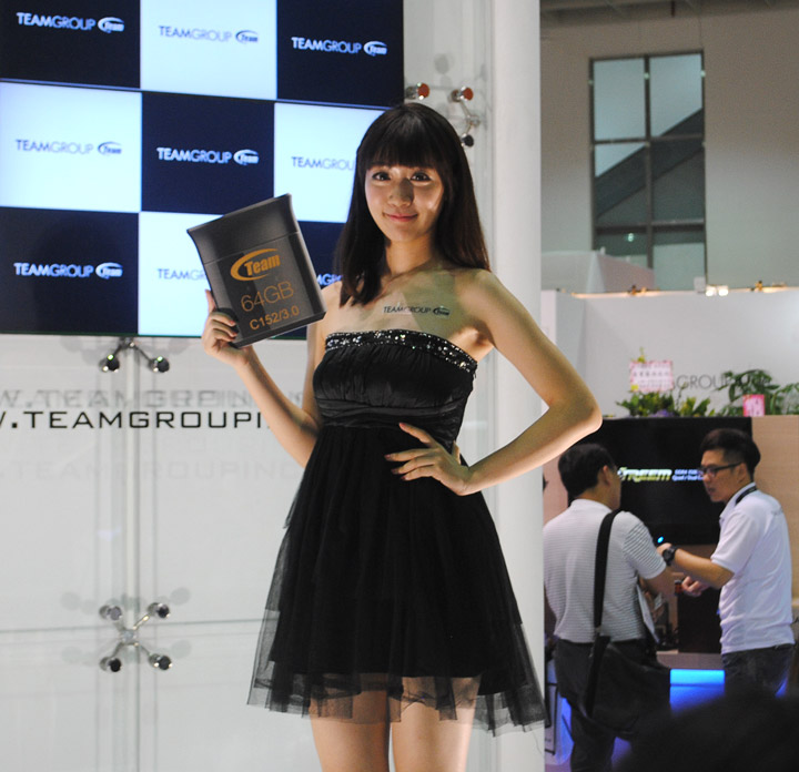 Девушки на выставке Computex 2015