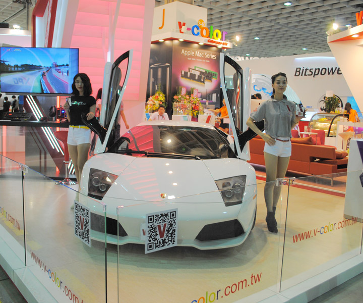 Девушки на выставке Computex 2015