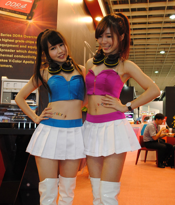 Девушки на выставке Computex 2015