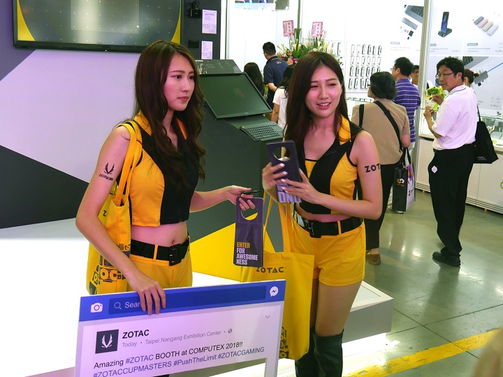 Красивые девушки Computex 2018