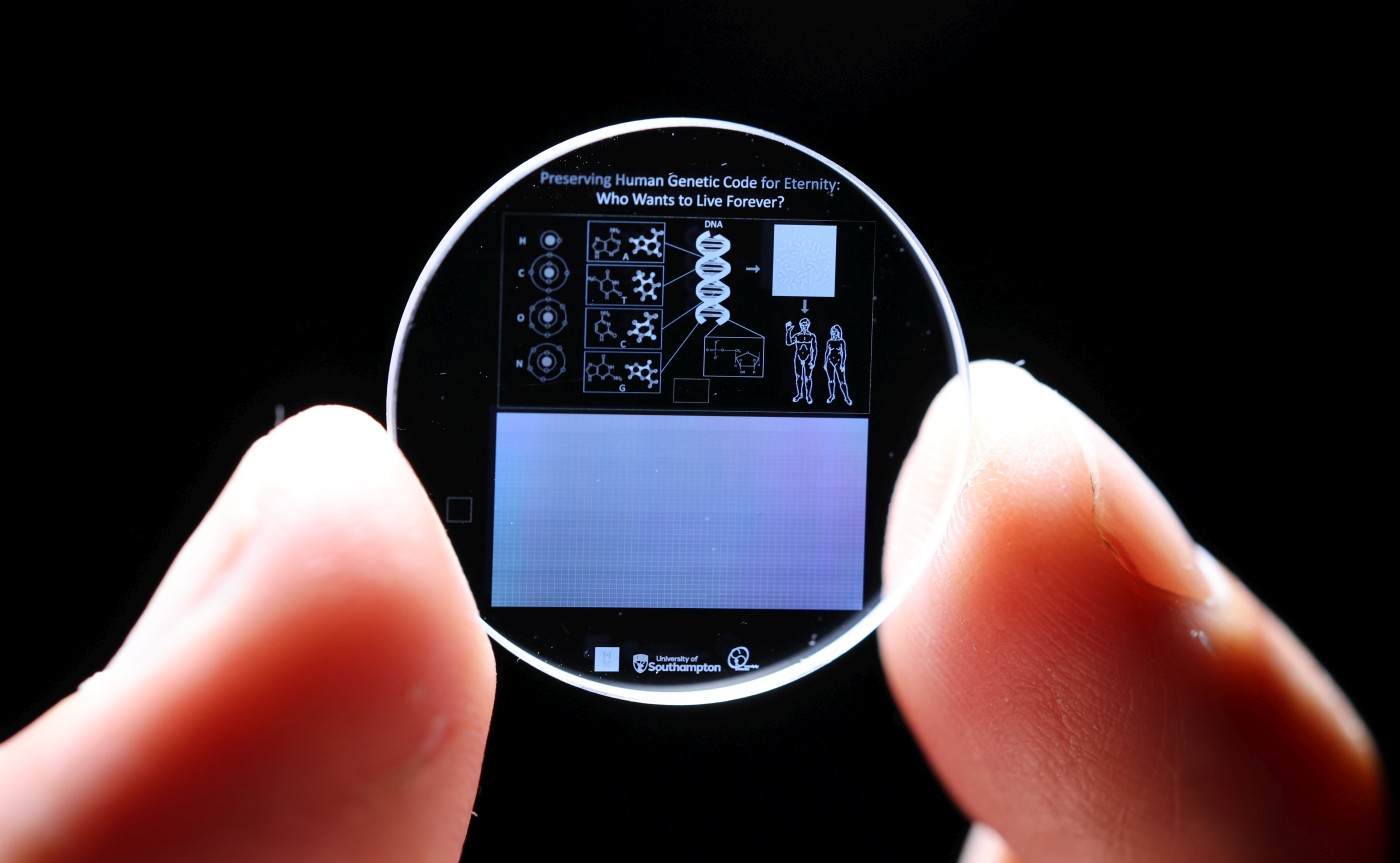 Ученые записали человеческий геном на кристалл памяти 5D