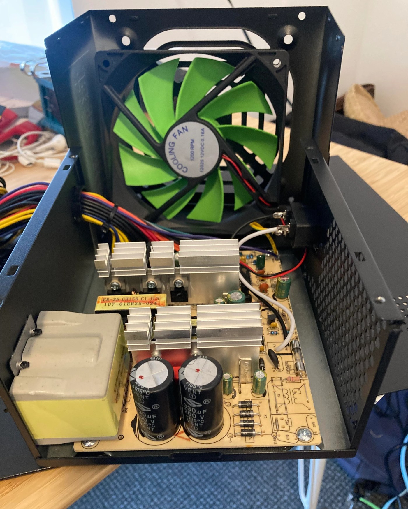 Блогер показал китайский БП с блоком железных опилок для увеличения веса