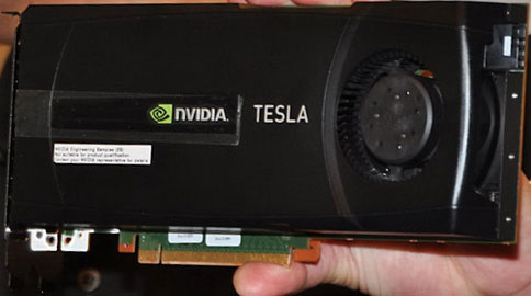 Дженсен Хуанг (Jen-Hsun Huang) демонстрирует настоящий Tesla/Fermi Дженсен Хуанг (Jen-Hsun Huang) демонстрирует настоящий Tesla/Fermi